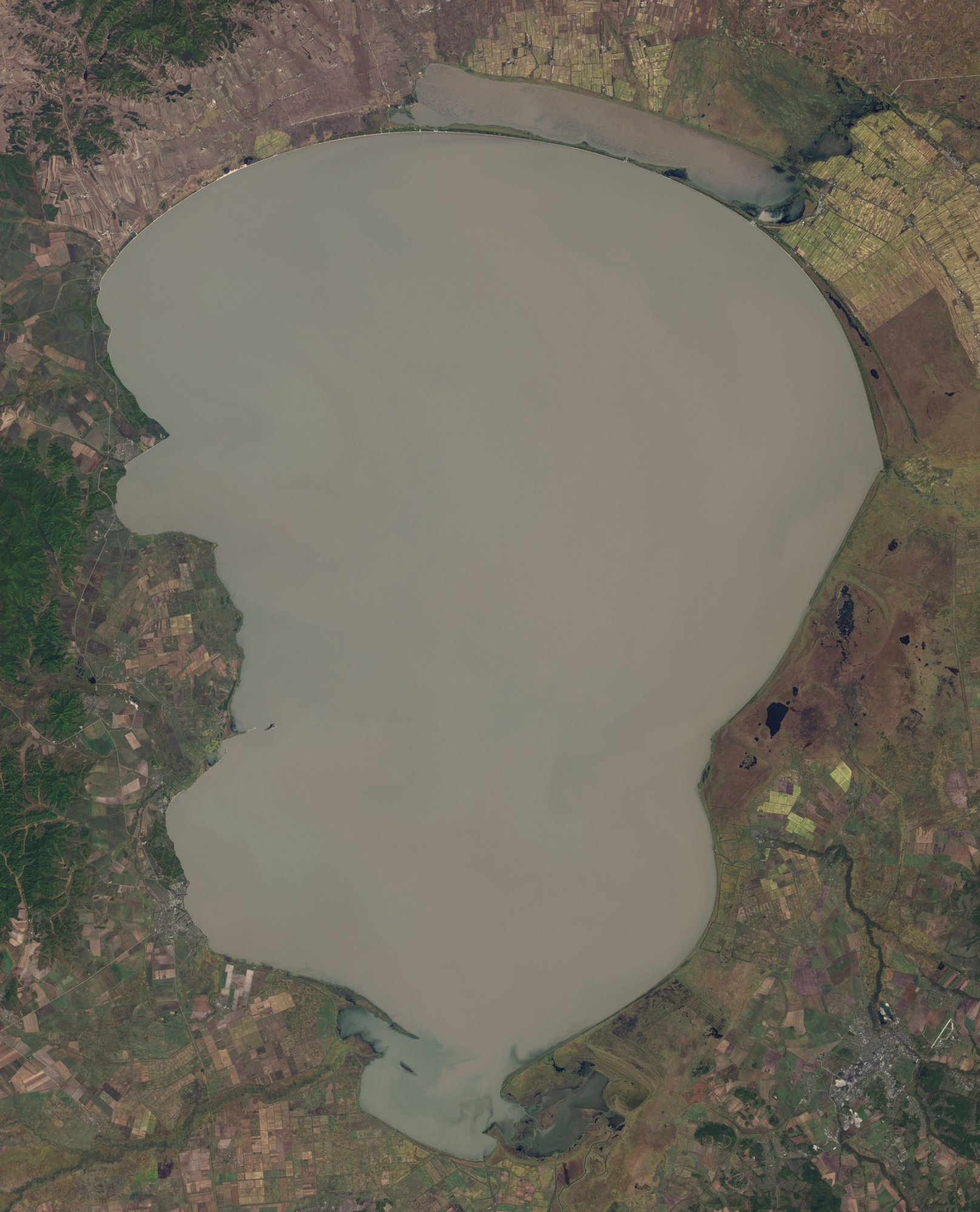 Lake_Khanka_Landsat_7_2001-09-25.jpg